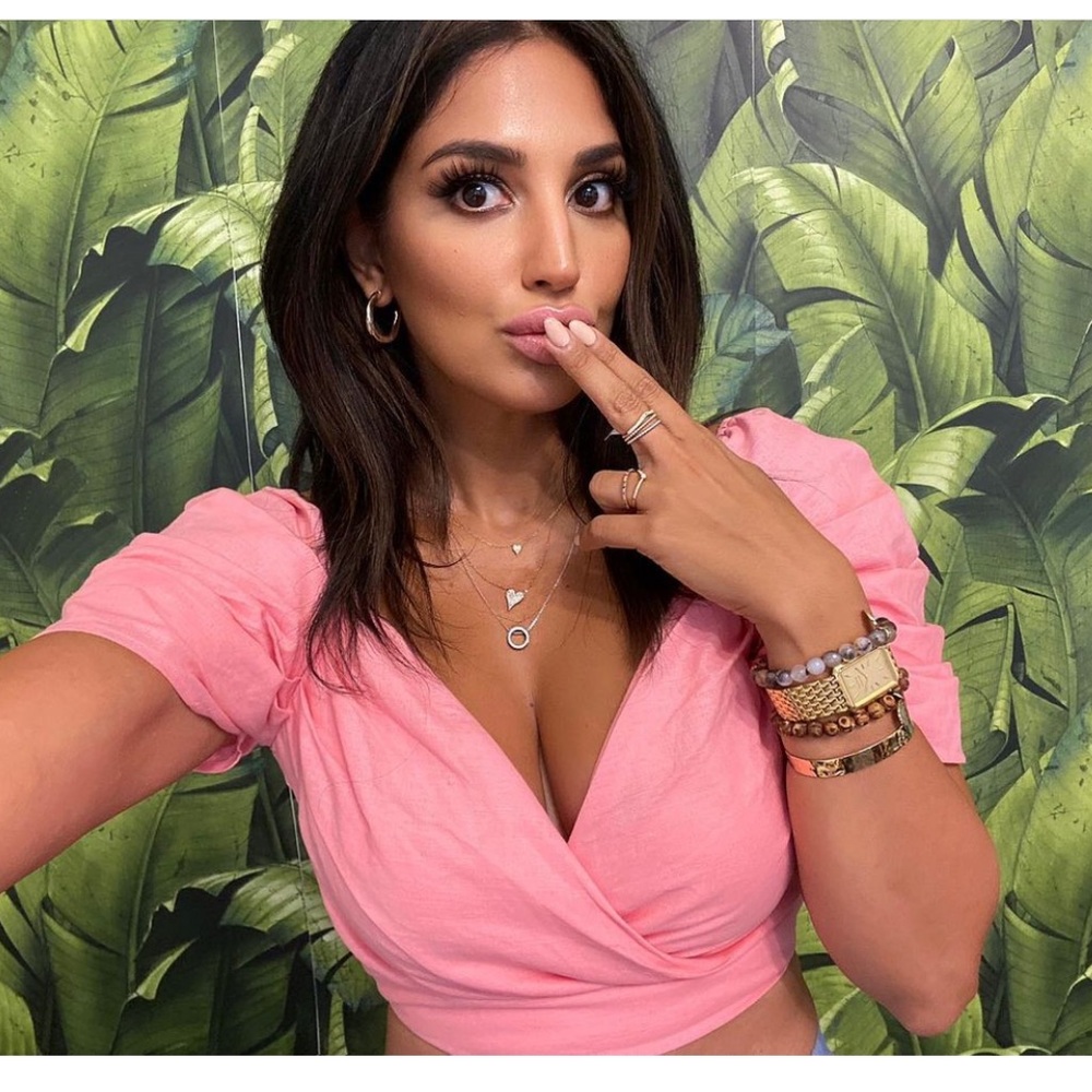 Pink puff sleeve crop top v FLATTERING!!